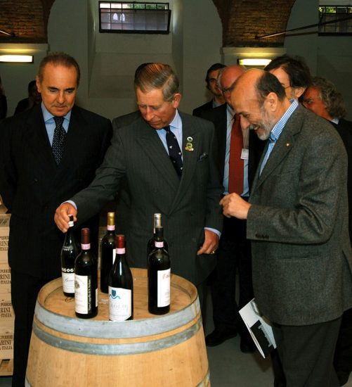 Il Principe Carlo e Carlin Petrini alla Banca del Vino. Credit Archivio Slow Food 