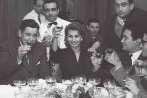 Generosa, passionale, intessuta di ricordi e di omaggi a Napoli: ecco la cucina di Sophia Loren Generosa, passionale, intessuta di ricordi e di omaggi a Napoli: ecco la cucina di Sophia Loren