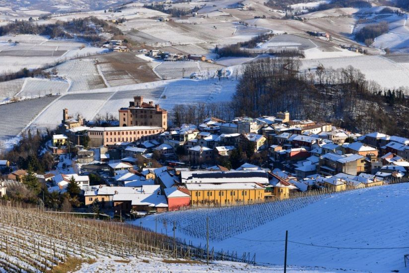 Barolo e le sue vigne coperte dalla neve