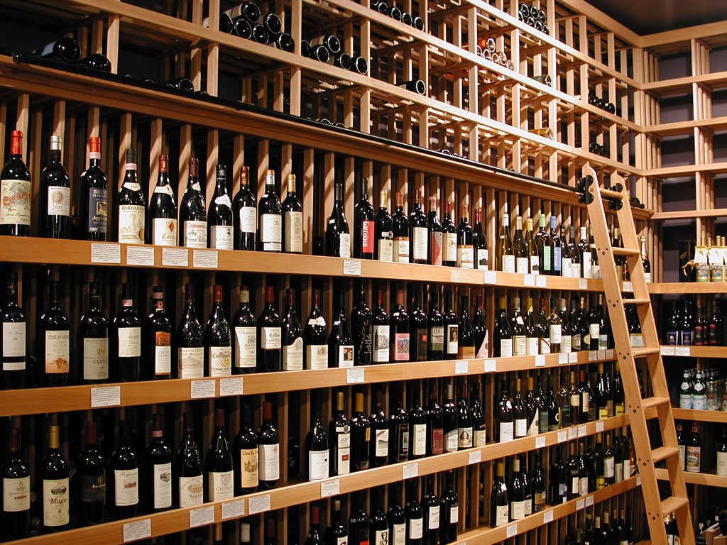 Вина цены в спб. Вино коллекция. Коллекционирование вина. Винный погреб коллекция вин. Винная коллекция.
