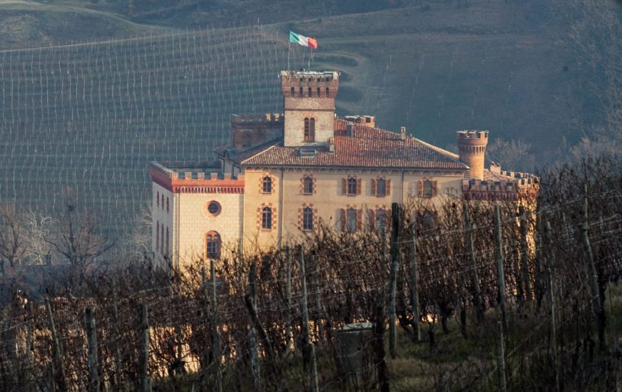 I vigneti delle Langhe e le loro Colline sormontante da Castelli, storia d’Italia