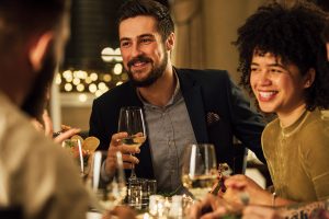 Cosa cercano i giovani quando si mettono a tavola? Mangiare con calma e conversare con gli altri Cosa cercano i giovani quando si mettono a tavola? Mangiare con calma e conversare con gli altri