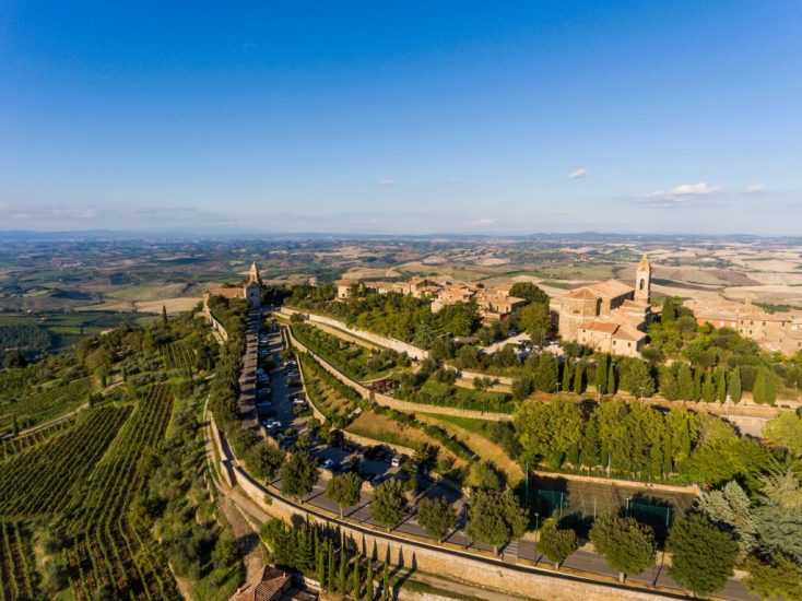 I vigneti e la città di Montalcino
