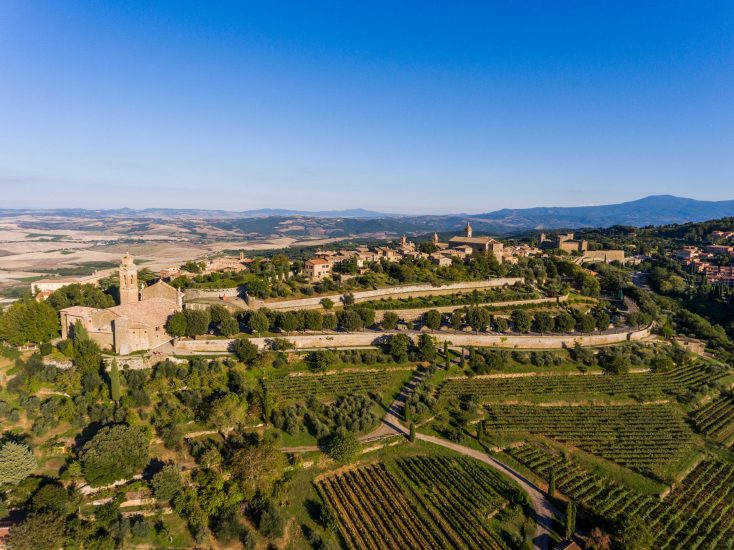 La bellezza di Montalcino, città del Brunello, e del territorio