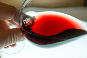 Vino e frodi: in Oltrepò Pavese arresti per vino spacciato per Dop e Igp senza esserlo Vino e frodi: in Oltrepò Pavese arresti per vino spacciato per Dop e Igp senza esserlo