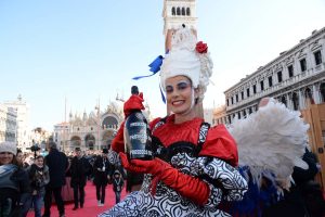 Carnevale, da Venezia con il Prosecco ai mercati dei contadini con le chiacchiere: ecco gli eventi