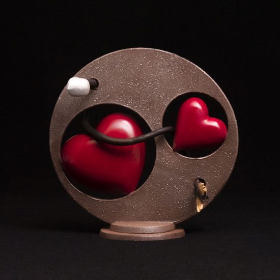 Il cioccolato, un cult a San Valentino. Ph La scultura di Peck con i cuori trafitti da un dardo