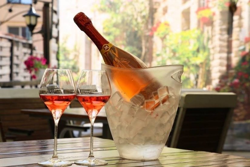 Una bottiglia personalizzata di Franciacorta con dedica, l’idea regalo per San Valentino