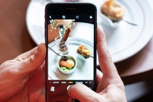 Scegliere un ristorante? Ci si affida ai consigli, ma di web e influencer: l’indagine OpenTable