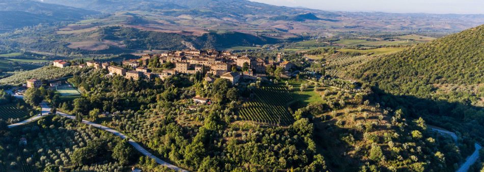 I vigneti che caratterizzano il paesaggio di Montalcino, terra del Brunello nel cuore della Val d’Orcia