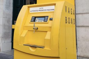 A Londra spunta l’“Apm”, Automatic Prosecco Machine. E il Consorzio ribatte “è una frode”