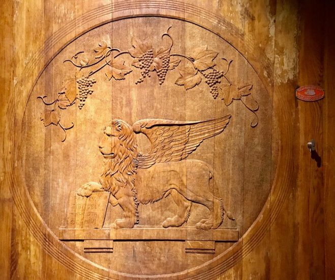 Le botti storiche decorate della cantina quintarelli