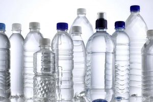Acqua in bottiglia di plastica, in Italia vendite raddoppiate in 10 anni Acqua in bottiglia di plastica, in Italia vendite raddoppiate in 10 anni