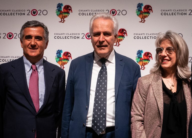 Giovanni Manetti e Carlotta Gori, presidente e diretto del Chianti Classico, ai lati di Eugenio Giani
