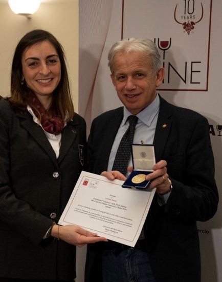 L’Assessore all’Agricoltura della Regione Toscana Marco Remaschi premia Carlotta Salvini, Miglior Sommelier d’Italia Fisar 2019