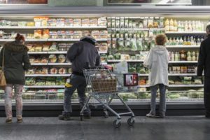 Gdo, rallentano le vendite nei supermercati: gli italiani scoprono i negozi di vicinato