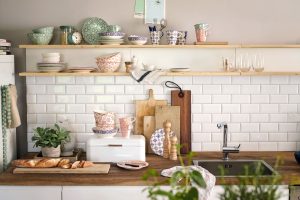 Alla riscoperta della cucina, quella parte della casa che racconta e sa tutti di noi. In ogni tempo