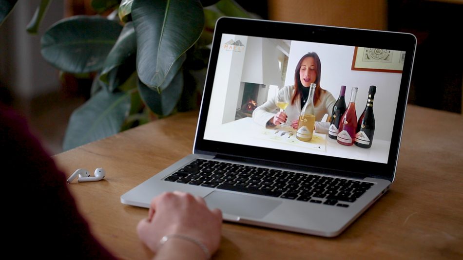 C’è chi lancia la video degustazioni collegati via web, come Maeli
