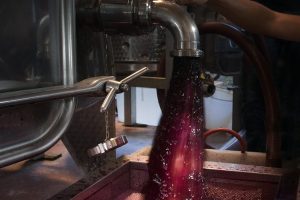 Distillazione volontaria di 22 milioni di litri di vino ancora in cantina per produrre igienizzanti