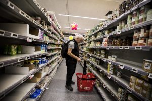 Coop, nella terza settimana di emergenza, italiani chef e panettieri, torna a salire il vino