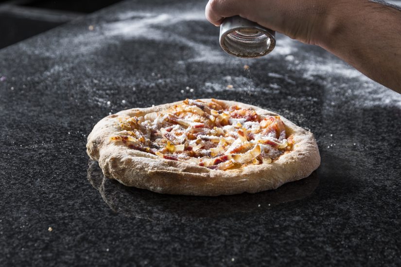 Lo chef Mirko Petracci de La Scaletta di Ascoli Piceno e la Pizza Amatriciana