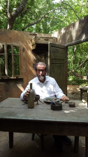 Alessandro Regoli, direttore di WineNews, “immerso“ nella Eat Art di Daniel Spoerri