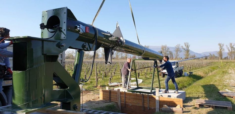 La ventola anti gelate tra i filari di Sagrantino di Caprai