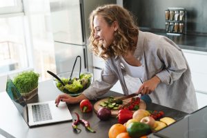 A Pasqua #iorestoacasa: e a tavola si sceglie tra il food delivery e il mettersi ai fornelli A Pasqua #iorestoacasa: e a tavola si sceglie tra il food delivery e il mettersi ai fornelli