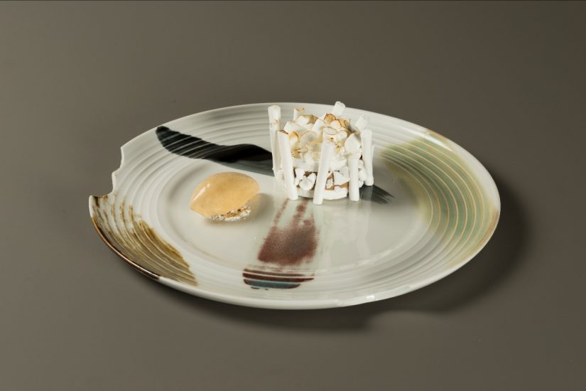 Meringata con crema di gianduja e gelato al pane 