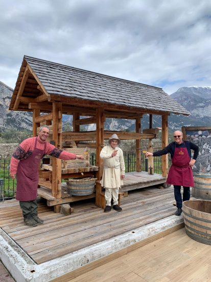 Il rito della spremitura del Vin Santo in Trentino