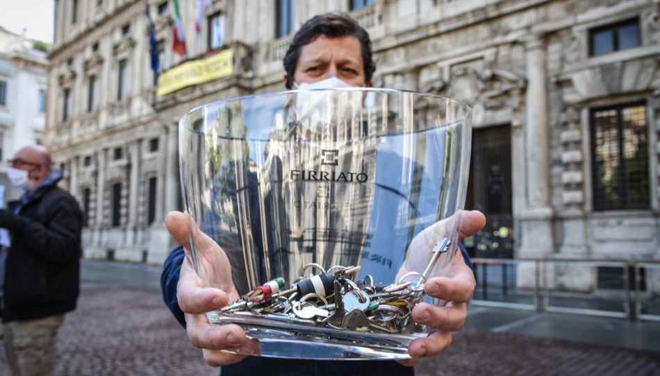 I ristoratori protestano contro l’ulteriore chiusura dei locali consegnando le chiavi delle attività 