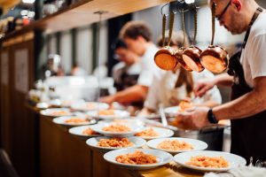 La ristorazione mondiale di fronte alla sfida Covid-19: tra solidarietà e un futuro da ripensare