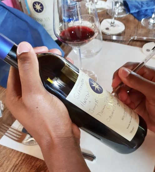 Jimmy Butler, star Nba, grande appassionato del Sassicia, con dedica in bottiglia a Priscilla Incisa della Roccheta