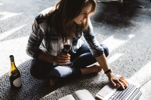 Gli Usa come l’Italia: cresce il consumo di vino a casa. Giù i ristoranti, su l’e-commerce