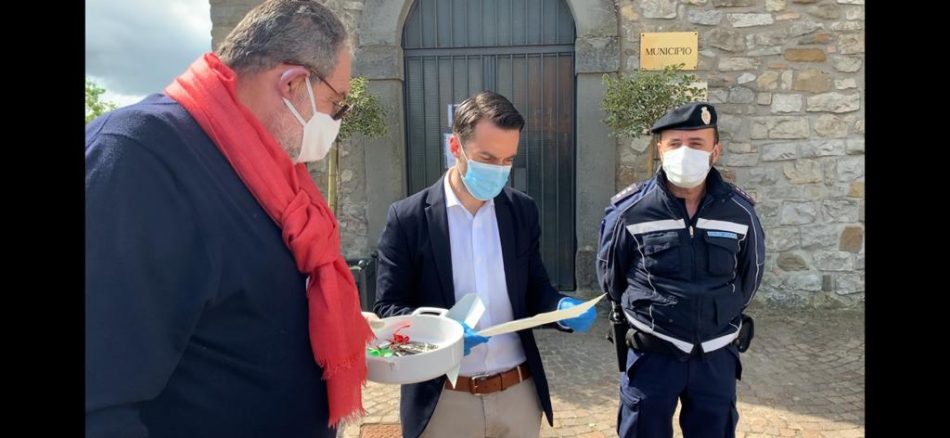 Uno degli chef più popolari e bravi d’Italia Gianfranco Vissani consegna le chiavi del suo ristorante al sindaco di Baschi