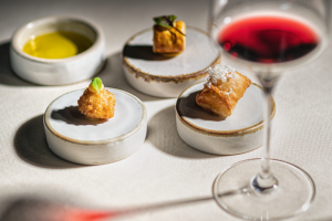 In tempi in cui spopolano le degustazioni online, anche la cena con abbinamento diventa virtuale