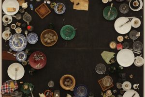 I 90 anni di Spoerri, artista che con la &ldquo;Eat Art&rdquo; ha trasformato la tavola in un&rsquo;opera