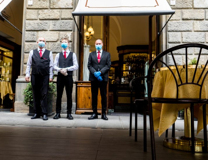 Una deserta e piovosa Firenze si fa simbolo della difficoltà per bar e ristoranti di ripartire 