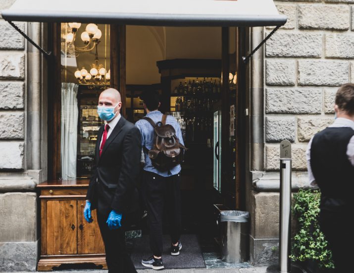 Una deserta e piovosa Firenze si fa simbolo della difficoltà per bar e ristoranti di ripartire 