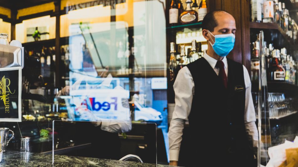 Una deserta e piovosa Firenze si fa simbolo della difficoltà per bar e ristoranti di ripartire 