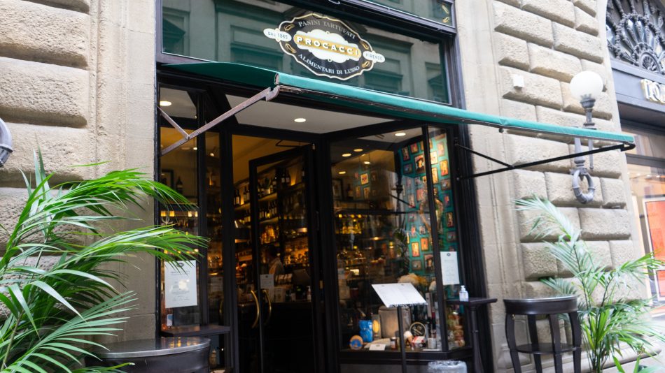 Una deserta e piovosa Firenze si fa simbolo della difficoltà per bar e ristoranti di ripartire 