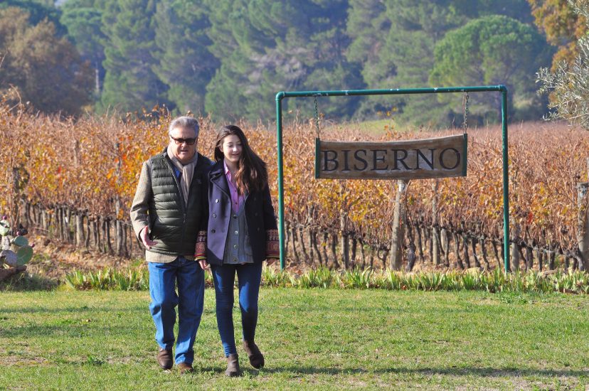 Lodovico Antinori con la figlia Sophia nella Tenuta di Biserno