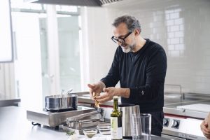 Comunicazione, delivery, reti d’impresa locale: la resilienza degli chef alla pandemia