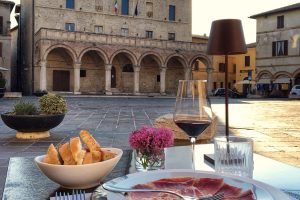Italiani in vacanza, spesa media di 680 euro a testa. Il wine & food “priorità” per il 20% Italiani in vacanza, spesa media di 680 euro a testa. Il wine & food “priorità” per il 20%