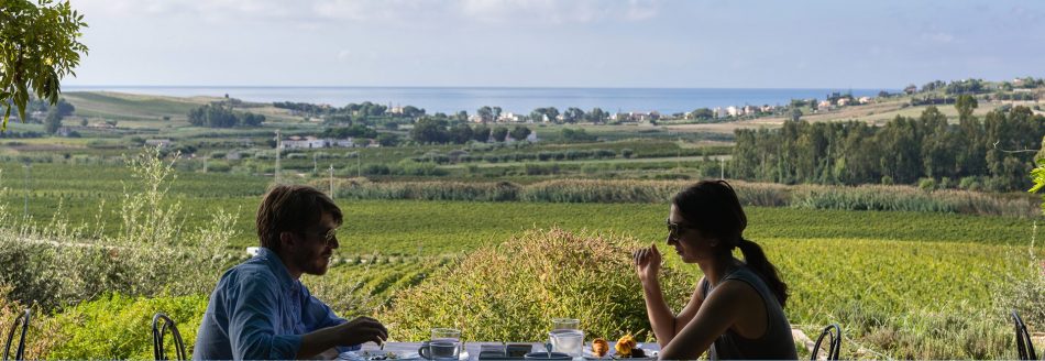 Vista mare e vigneti da La Foresteria di Planeta, a Menfi