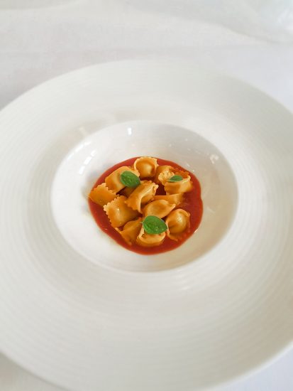 Continua il food delivery anche tra gli stellati: i plin di melanzane dell’Osteria Perillà, in Val d’Orcia