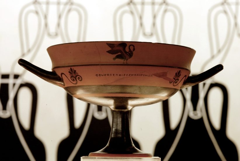 Museo del Vino - Fondazione Lungarotti - Torgiano (Pg)Sala I: “Le origini della viticoltura, l’uso e il commercio del vino in area mediterranea“Phrinos, KYLIXceramica a figure nere con ritocchiVulci, metà VI sec. a.C.