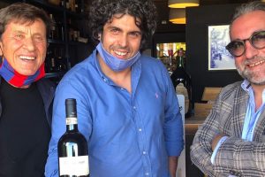 Gianni Morandi tra solidarietà e gastronomia: ad Assisi, prima del concerto, il Sagrantino di Caprai