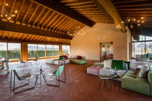 Timidamente, ma con ancora più voglia ed emozione, si torna nelle cantine italiane, che riaprono