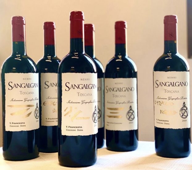 Le bottiglie di vino di San Galgano decorate con l’oro dall’artista senese Marco Caratelli